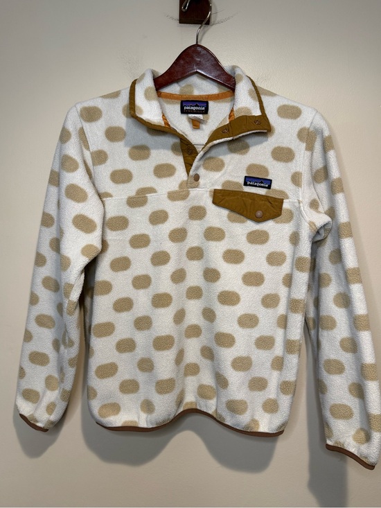 Patagonia Tops - Patagonia W’s lightweight Synchilla Snap-T Fleece Pullover Cream Tan Polka Dot